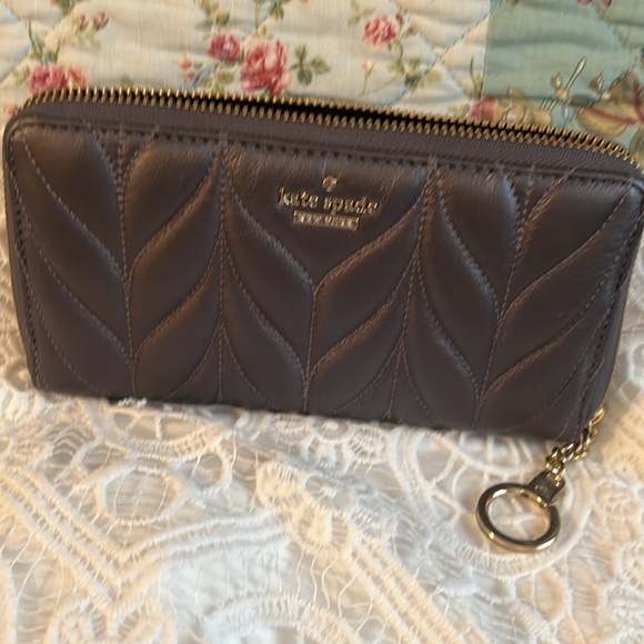 KATE SPADE QUILTED GUN METAL GRAY ZIPPY WALLET NWT - Picture 2 of 9